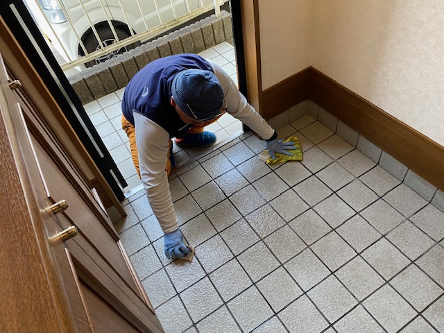 広島市東区馬木　玄関クリーニング
